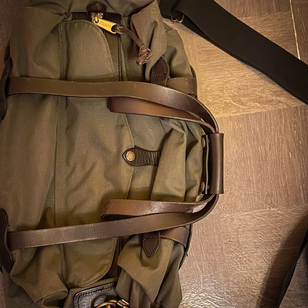 Filson traveler medium duffle bag